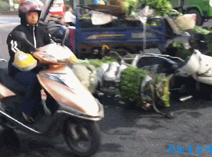 爆料撞女式摩托车视频,惊险瞬间！女式摩托车撞车事件视频曝光
